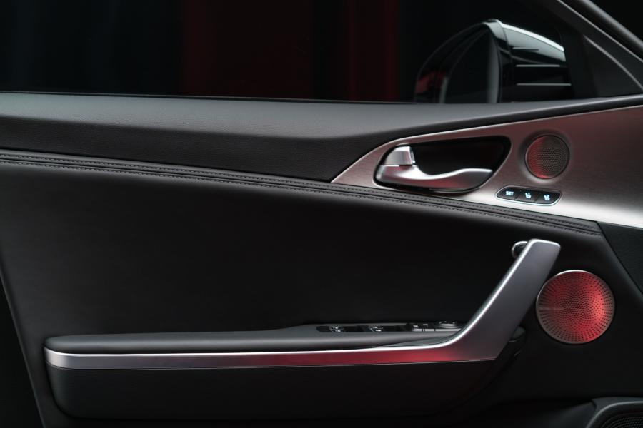 Детали интерьера Kia Stinger GT (CK) 2017 года  (NA) (фото 4 из 50)